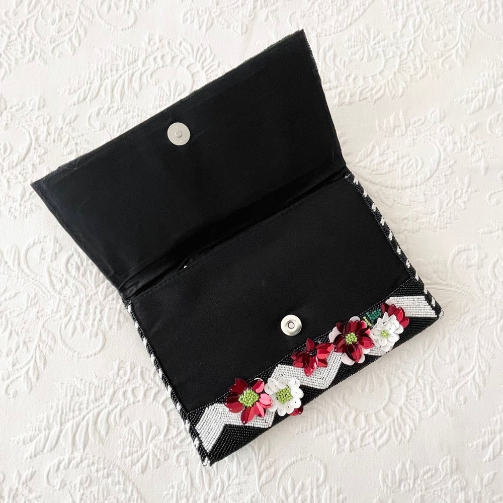 NWT Lulus Black and White Beaded Chevron Stripe Floral Clutch bag - Picture 3 of 9